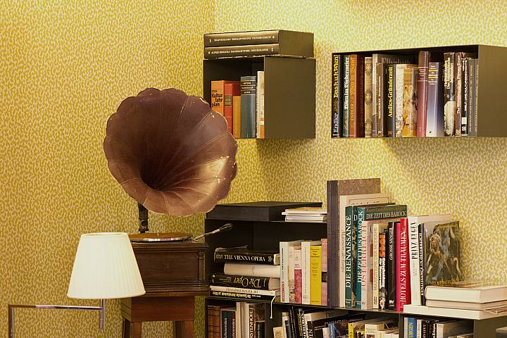 Loungebereich & Bibliothek