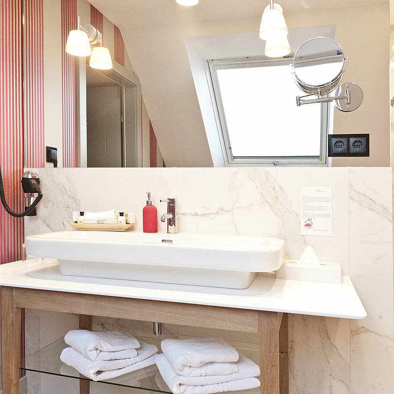 Chambres et Suites: Salle de bain - L'Archiduchesse rouge