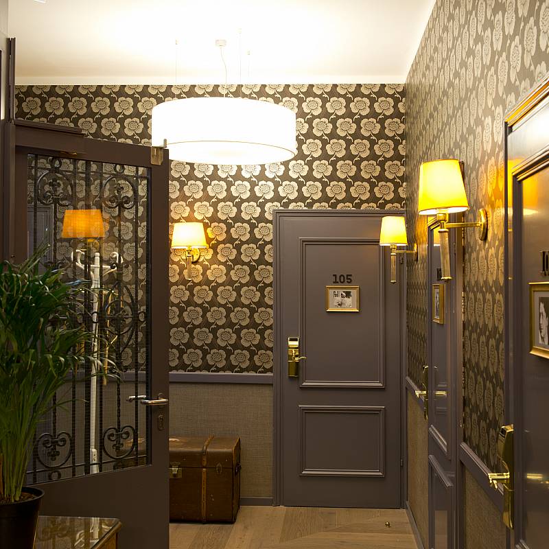 Chambres et Suites: Couloir 1er étage Café littéraire