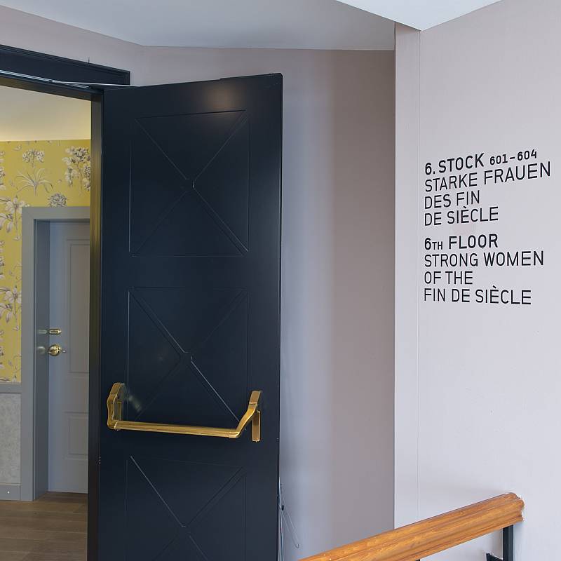 Chambres et Suites: Escalier 6ème étage Femmes fortes de la Fin de Siècle