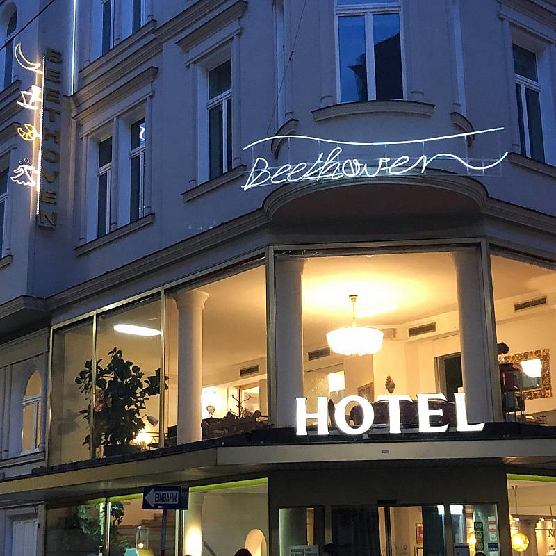L'Hôtel: Photo de nuit du Beethoven